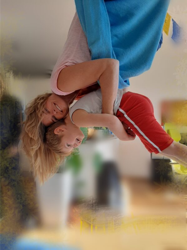 Kinderyogalehrerin mit Kind, Acroyoga, Vertikaltuchyoga, Fliegender Teppich , Kinderspiele , Gemeinsames Lernen, Lern Gemeinschaft , Lernraum Gestalten, Sportbegeistert, Pilates , Meditation , Atemübungen, Achtsamkeit, Kinderwunsch