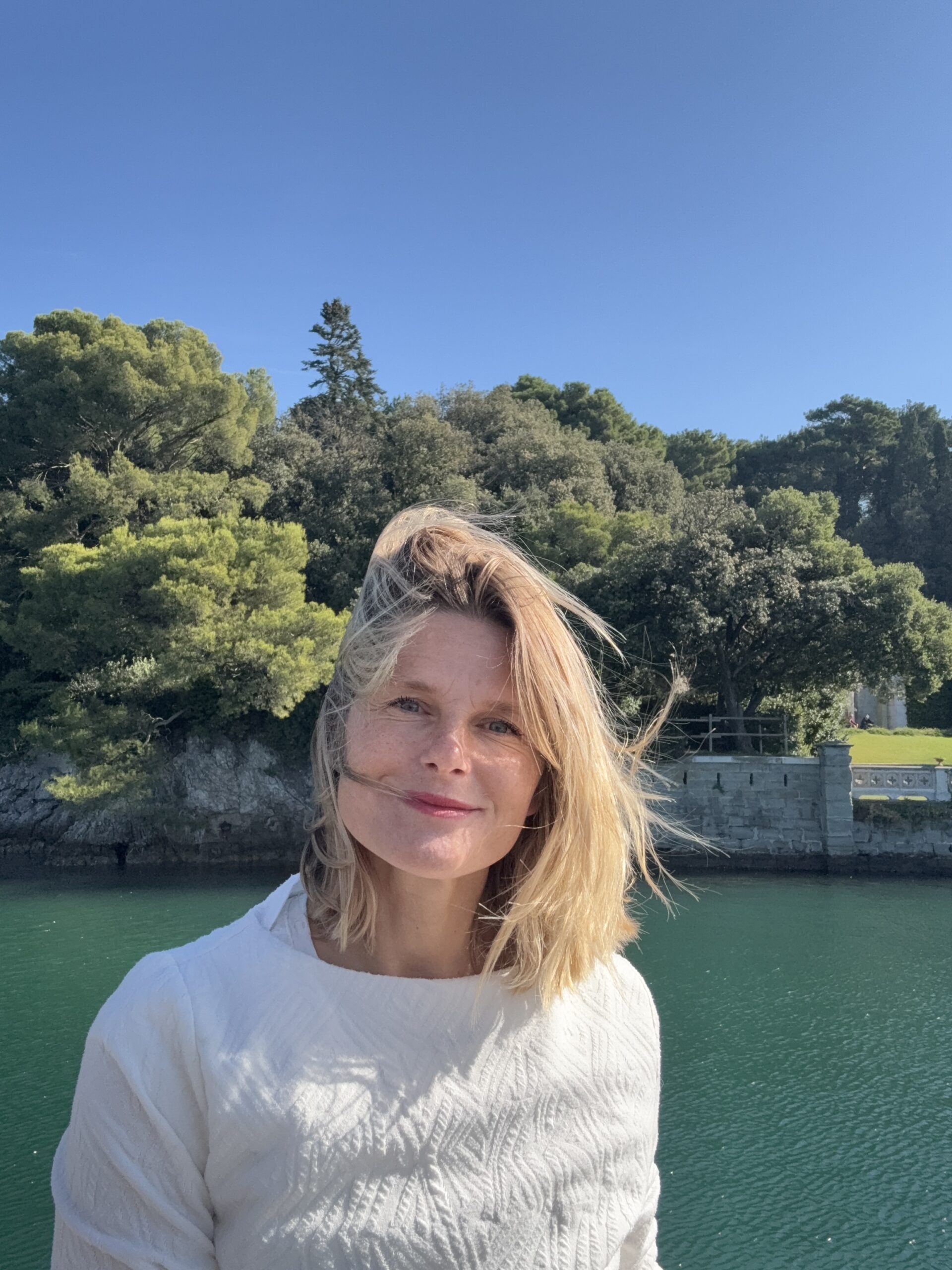 Tina Süss, Yoga- und Kinderyogalehrerin, Portrait am Wasser